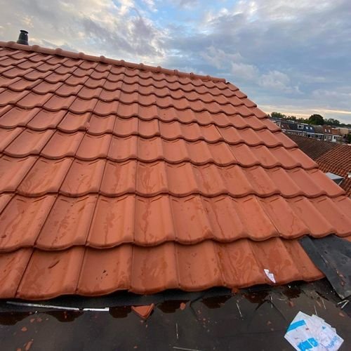 Mooie dakpannen geplaatst Dakdekker Delft inspectie van pannendak